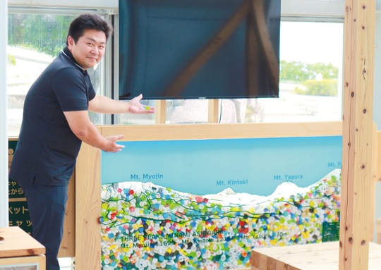 「足柄三山」が浮かび上がる回収BOXと加藤代表