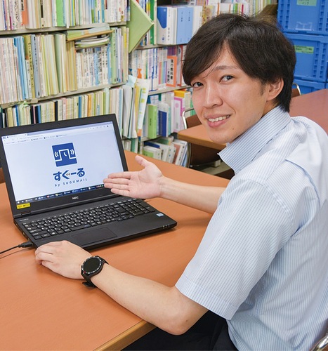 「すぐーる」を紹介する南足柄市職員