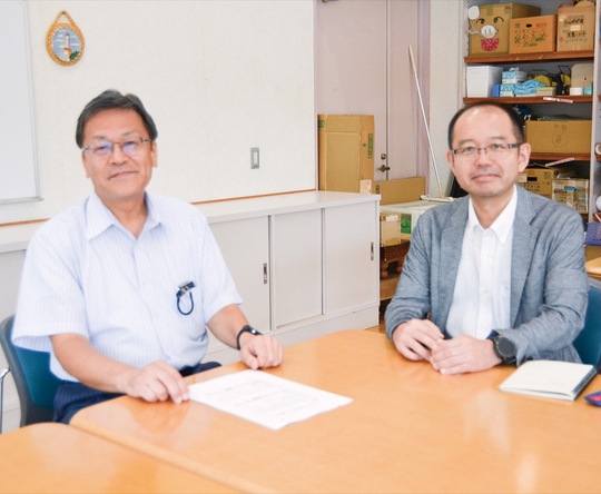 「お気軽に相談下さい」と弁護士の内嶋順一センター長(左)と司法書士の浅沼賢史専門相談員