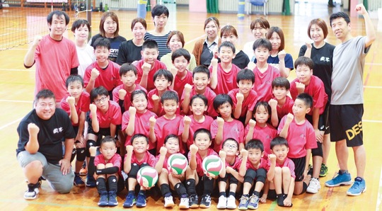 全国大会へ意気込む高田代表（左前）と選手、コーチ、保護者ら