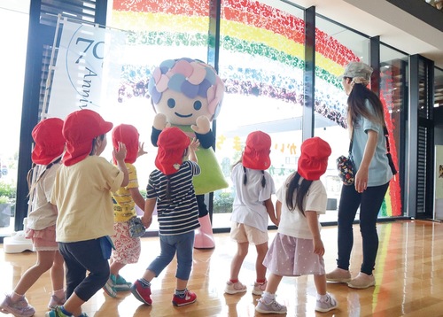 製作した手形アートを見学する園児