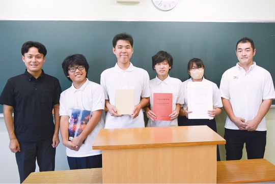 左から太宰雅翔副顧問、部員の吉田之仁さん、瀬戸部長、田口晴生さん、矢野蒼依さん、桐生顧問