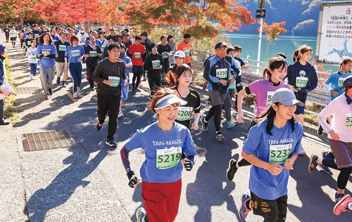 丹沢湖周辺を走るランナー