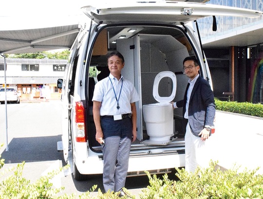 マルモビを紹介する鈴木事業部長(右)と山神町長