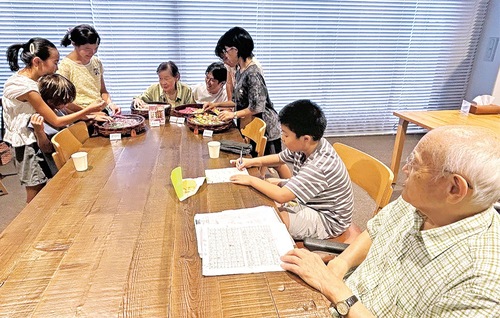 「にこにこひろば」を利用する児童ら（8月20日撮影）