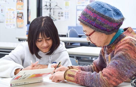 自主夜間中学で教えるボランティア（提供写真）