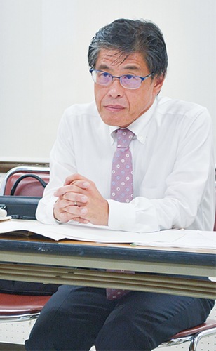会見する坂田氏＝10月３日