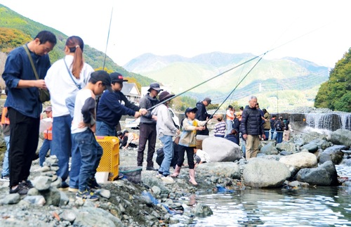 釣り体験する参加者