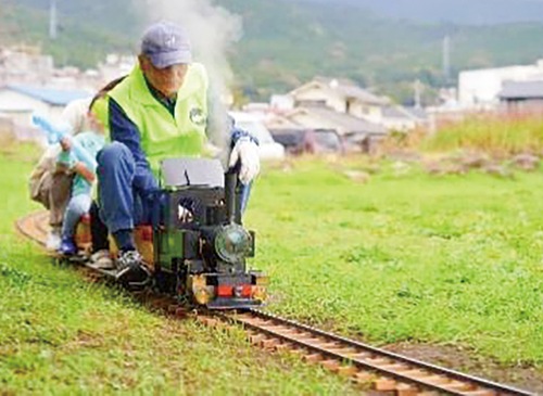 広場を走るミニＳＬ