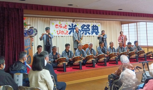 ステージの太鼓演奏を見守る利用者ら