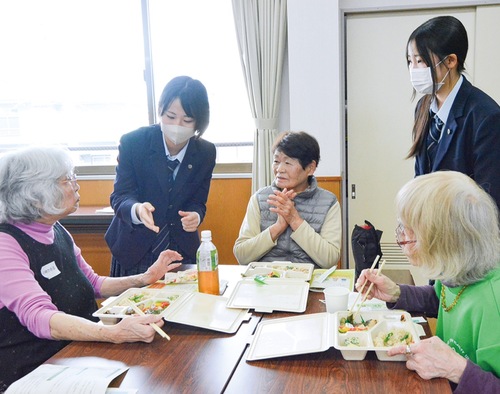 参加者と栄養のある食生活について話す高校生