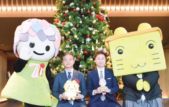 （左から）あじさいちゃん、山神町長、柴田総支配人、ボザッピィ