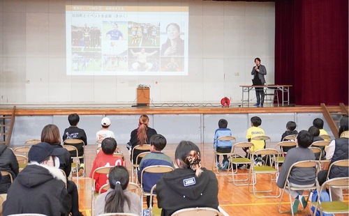 幼児から大人までが会場に集まった