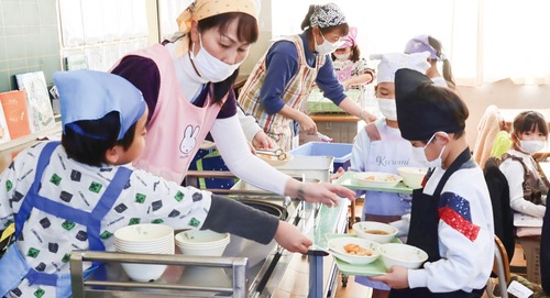 具材を見つめながらけんちん汁を受け取る児童