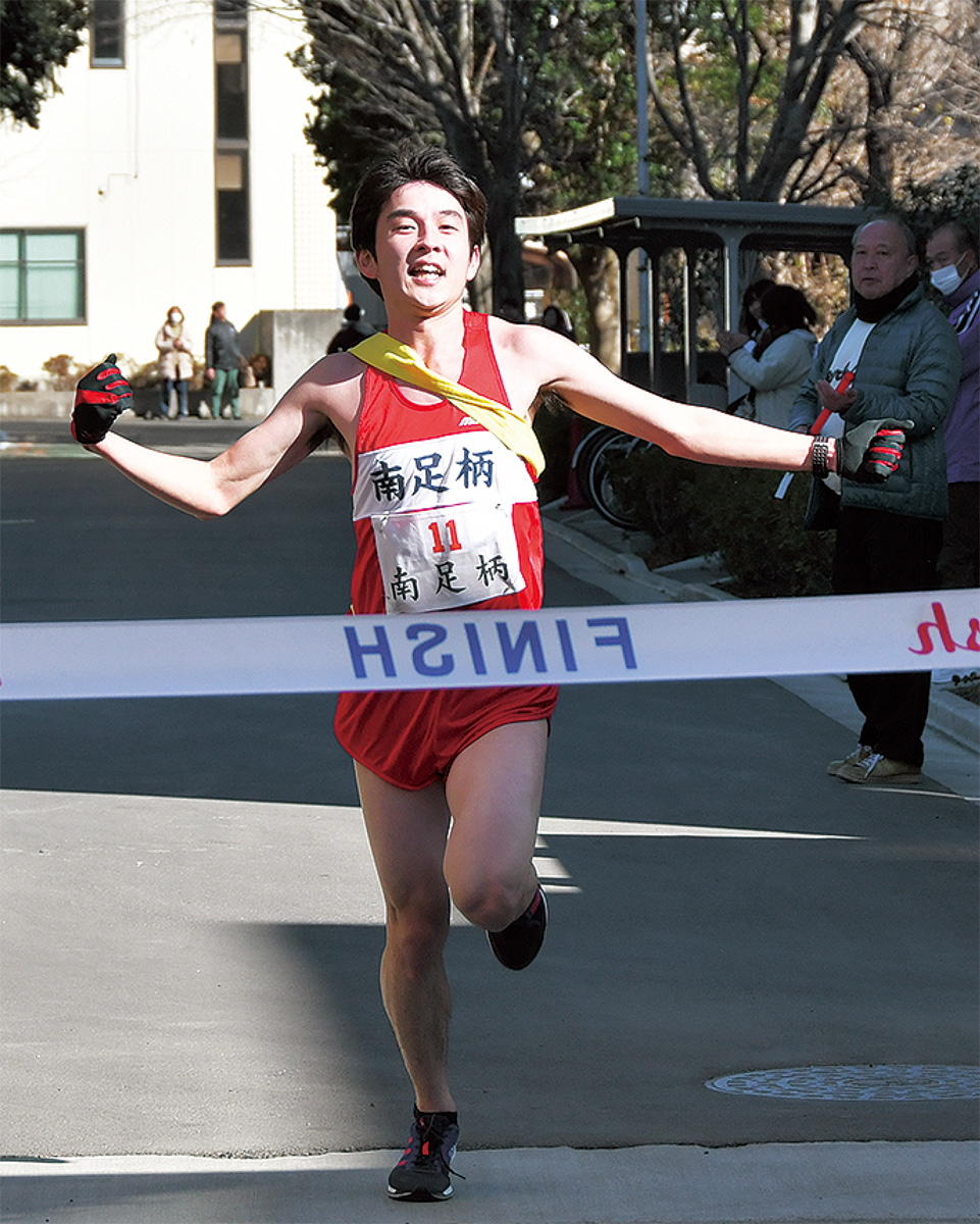 優勝のゴールテープを切る南足柄市Aの中根友幸(松陰大)