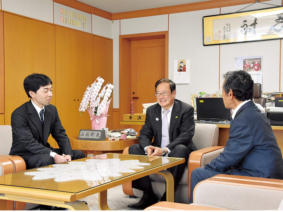 左から細谷晋之さん、湯川町長、細谷善國さん