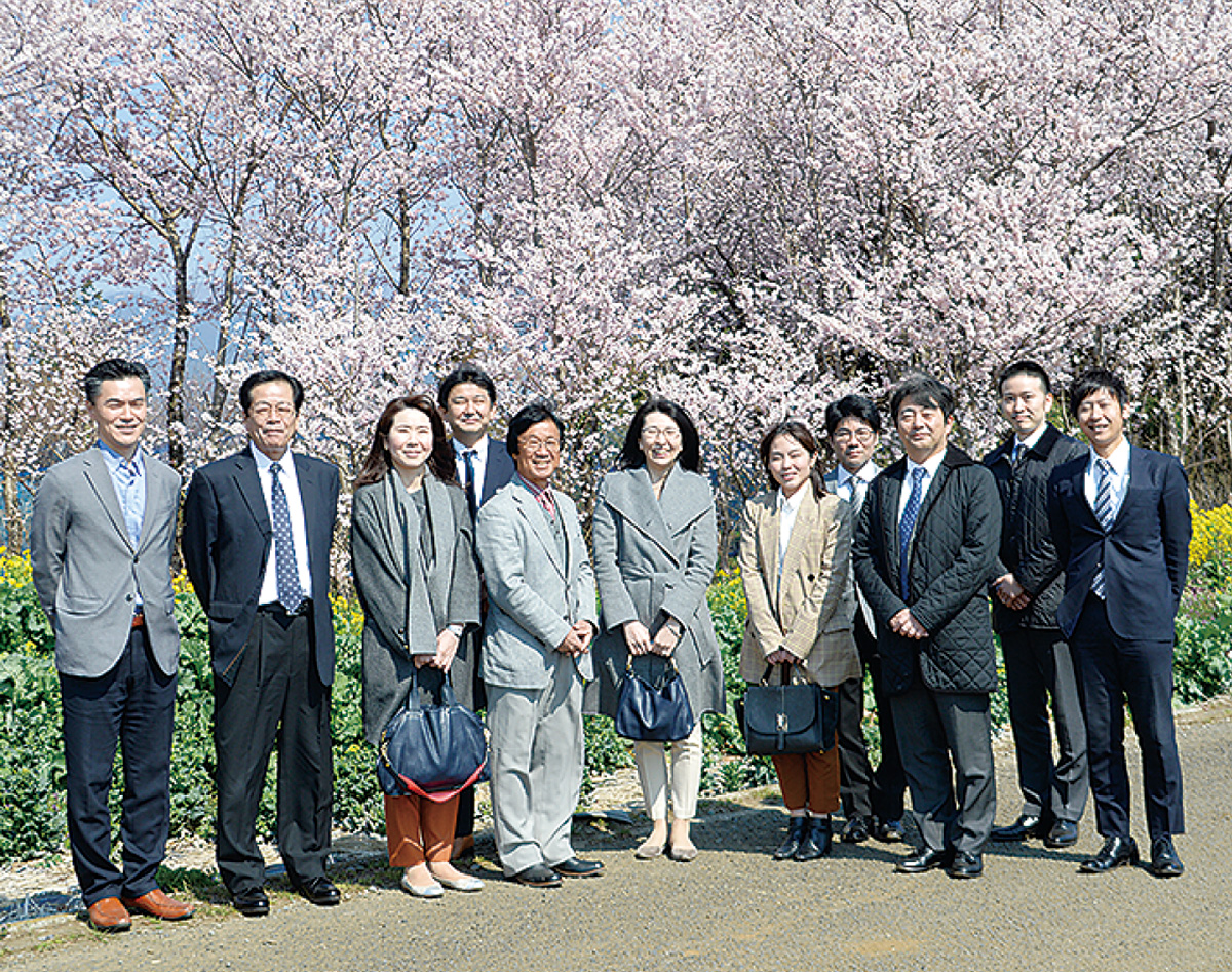 商品開発した関係者と古屋さん