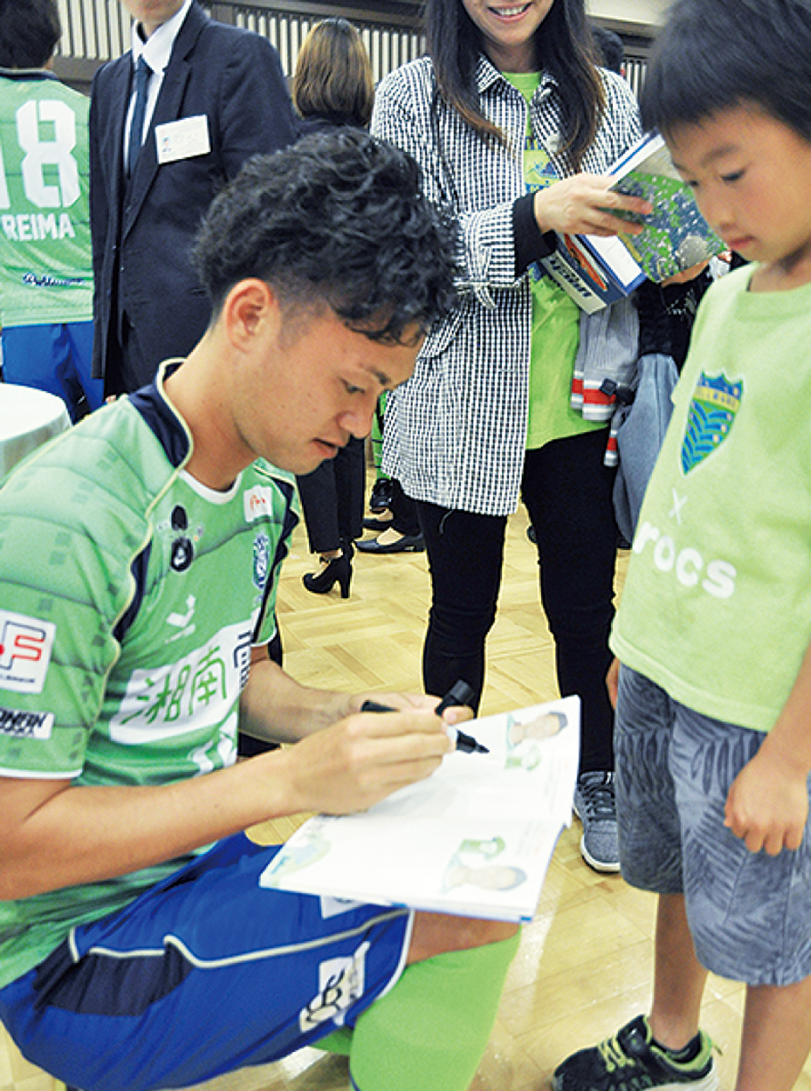 会場でサインする鍛代選手