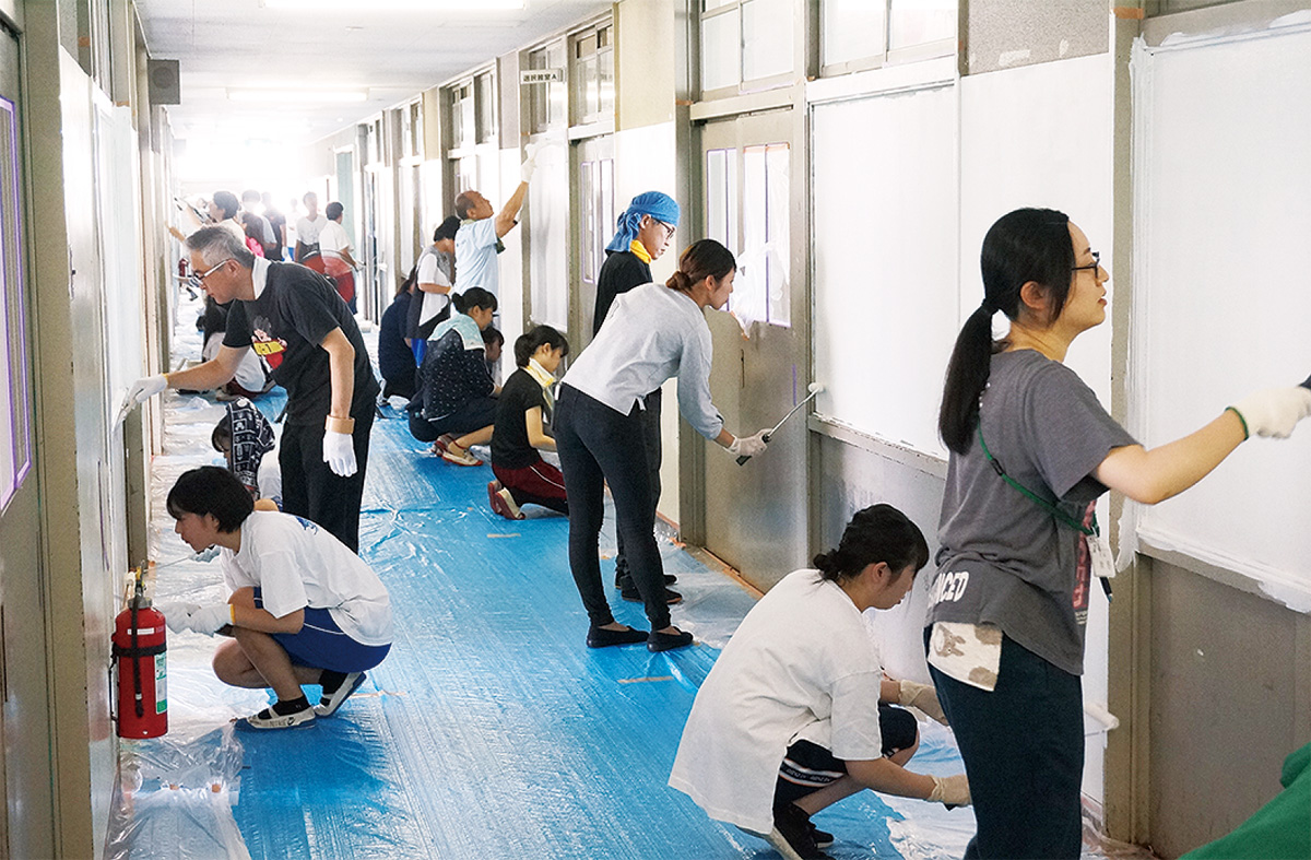 大井高校で生徒らが塗装
