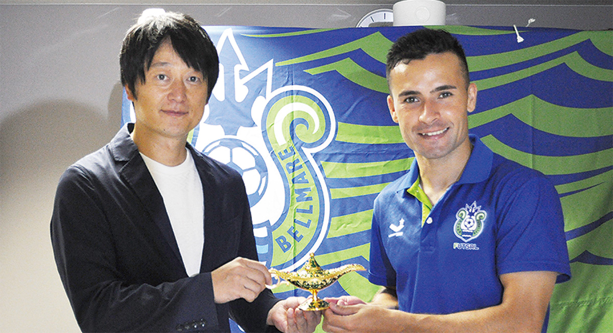 一燈会の山室理事長（左）と、契約した湘南ベルマーレフットサルクラブのロドリゴ選手