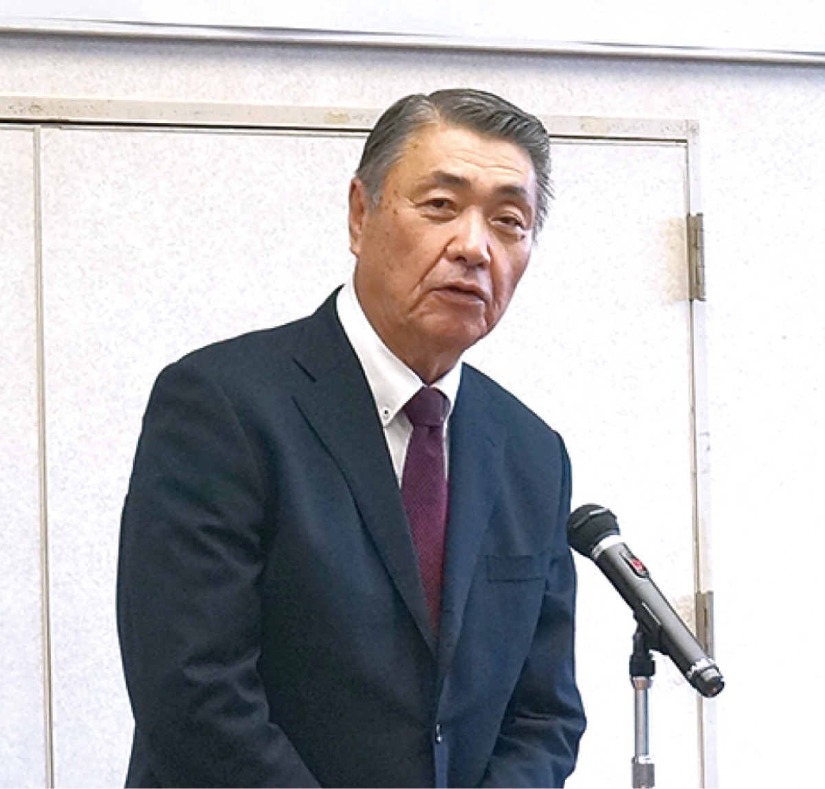 あいさつする山本会長
