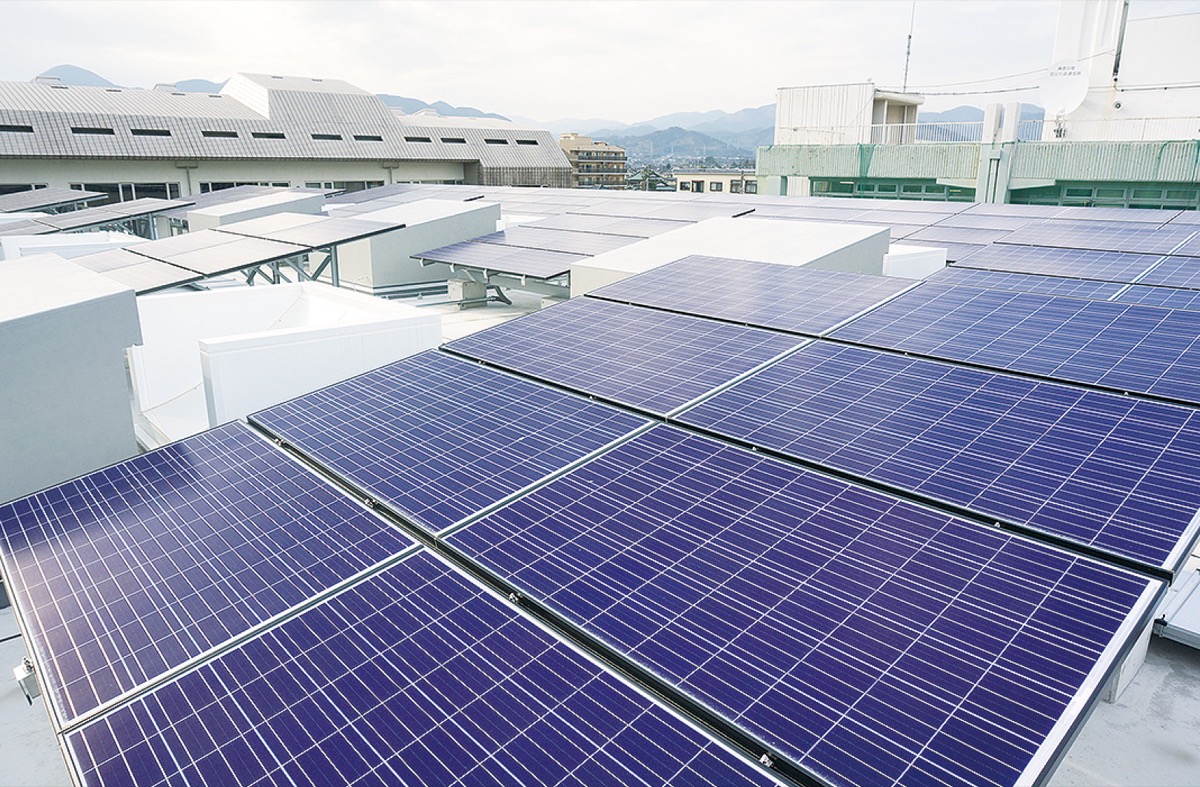 屋上の太陽光パネル