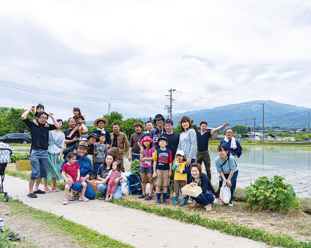 田植えを終えた青年部メンバーと「湧深青」（右写真）