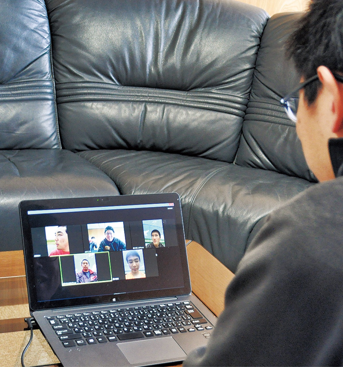 それぞれの場所から志賀監督と現状を報告し合う選手たち