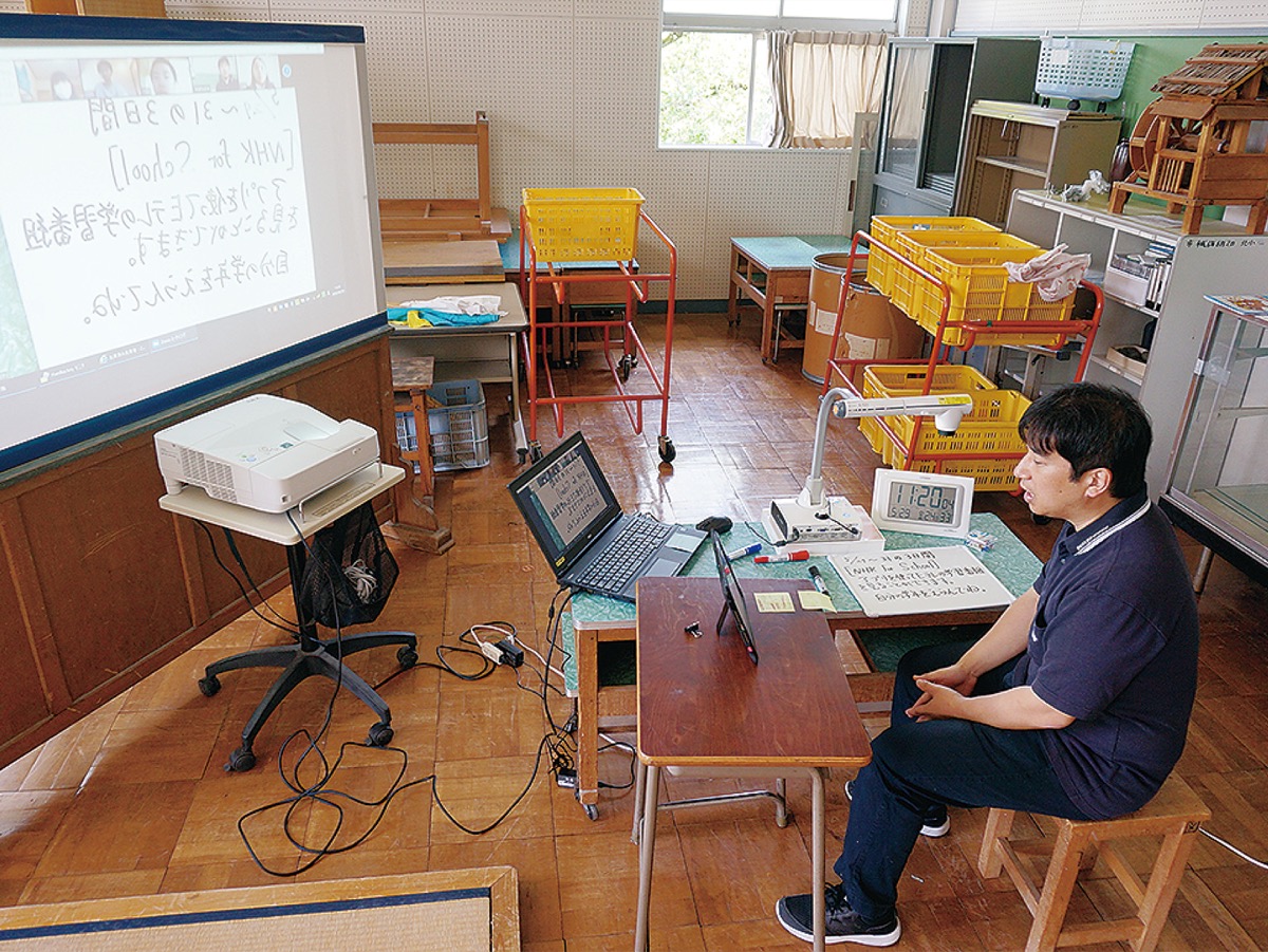 教諭１人と生徒４人のオンライン学習の様子（北足柄小で）