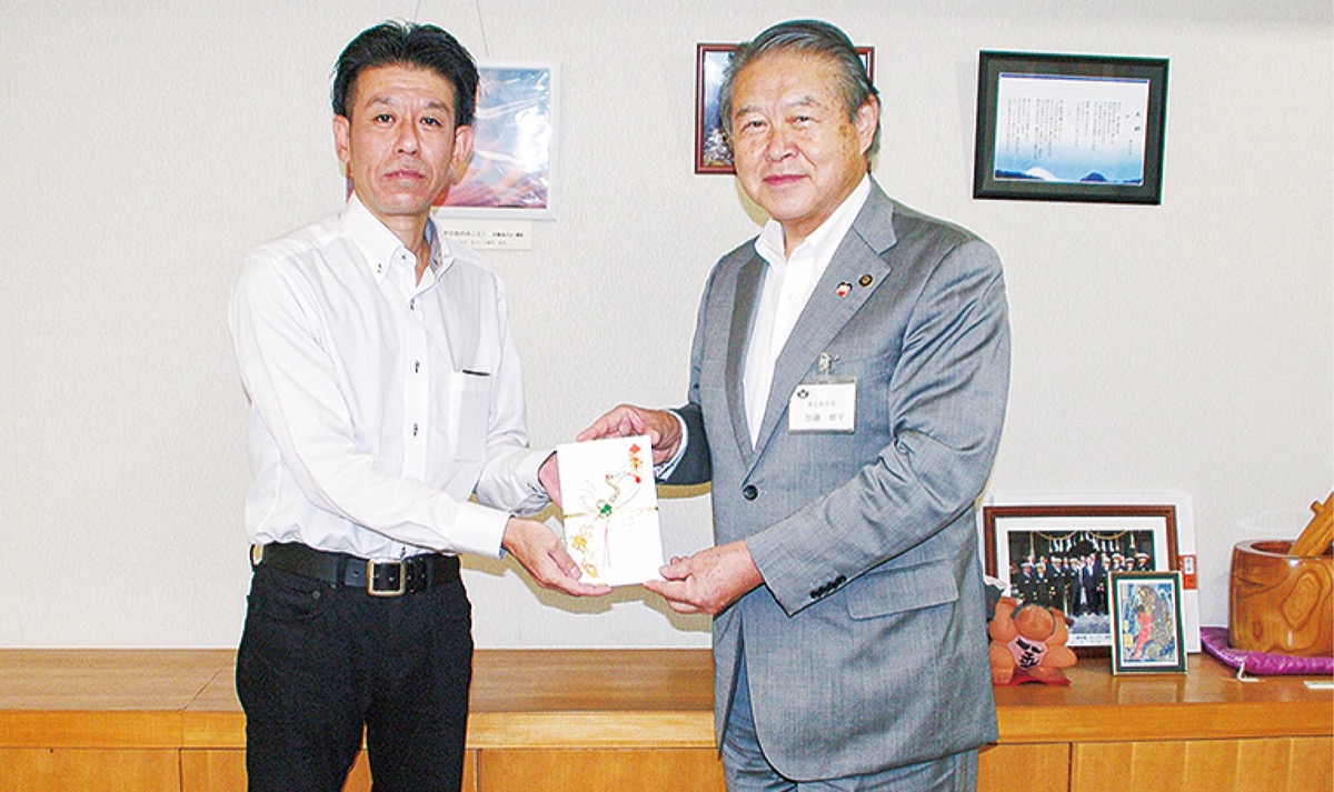 目録を渡す織田理事（左）