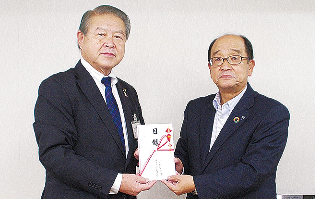 目録を渡す秋葉理事長(右)