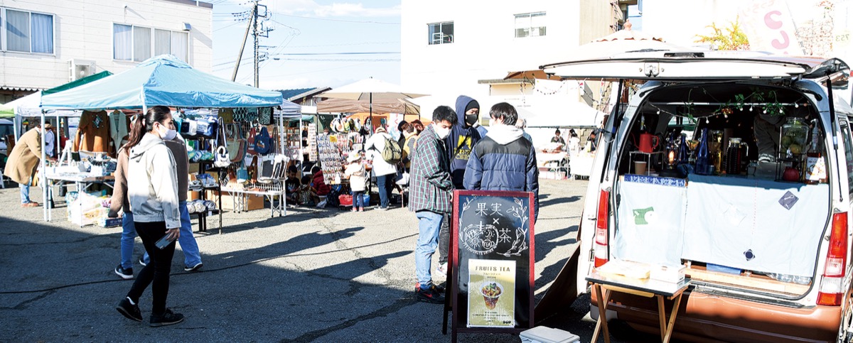 さまざまな店が並んだマルシェの会場