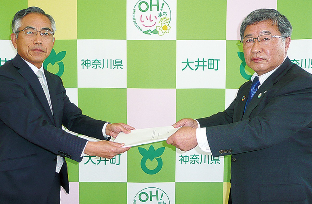 答申を受取る町長(右)