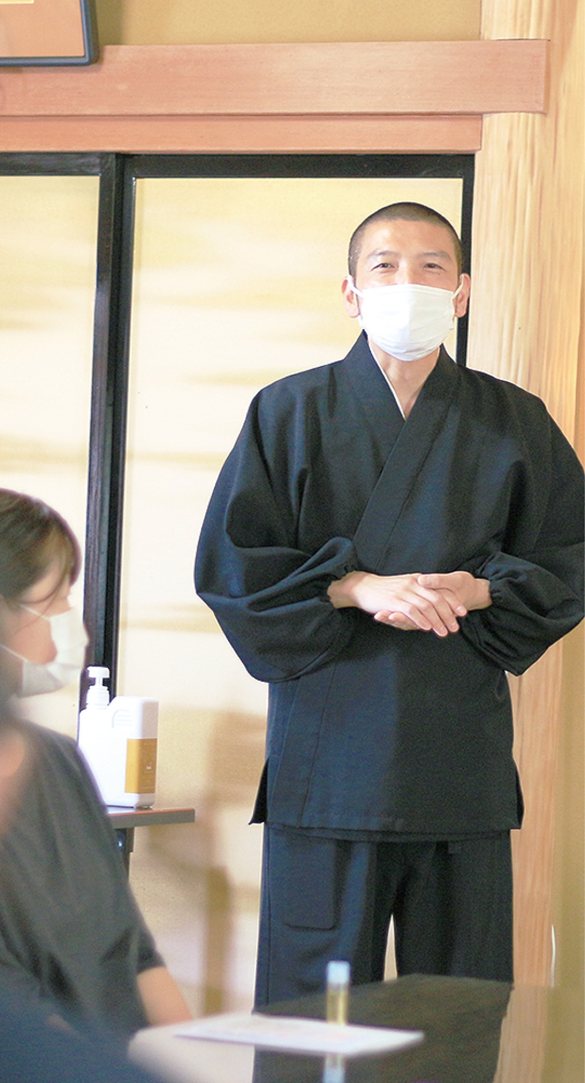 挨拶する伊東住職