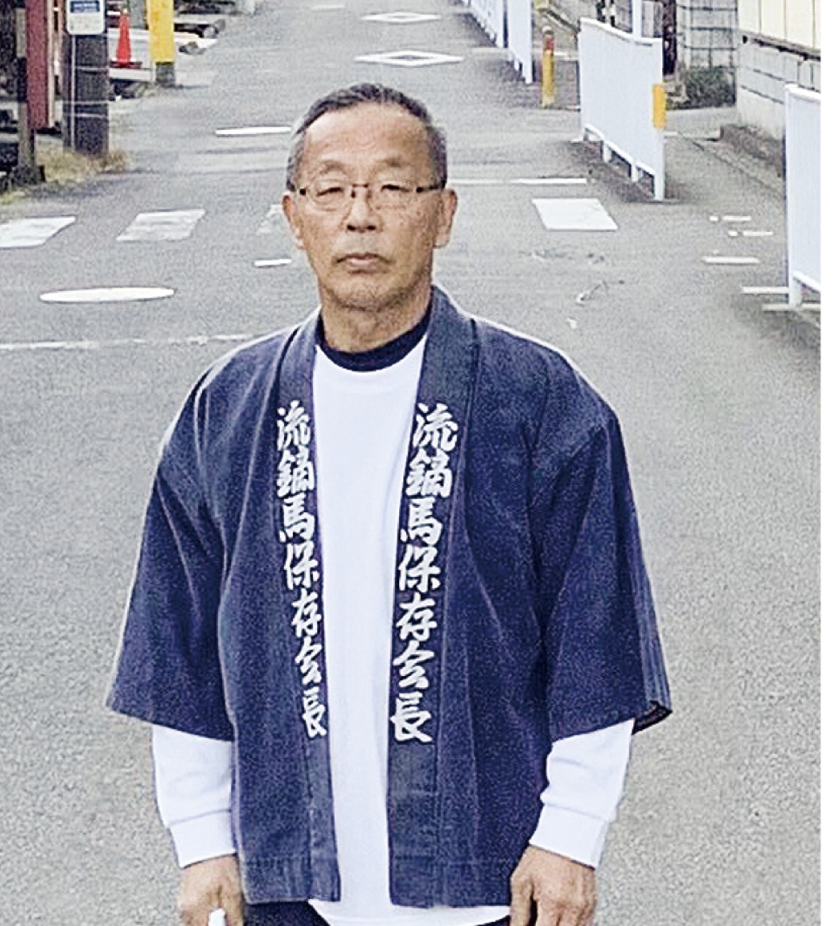 流鏑馬の会場に立つ山崎会長