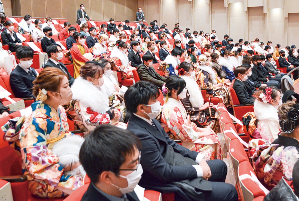 静かに式典に臨む新成人（大井町）