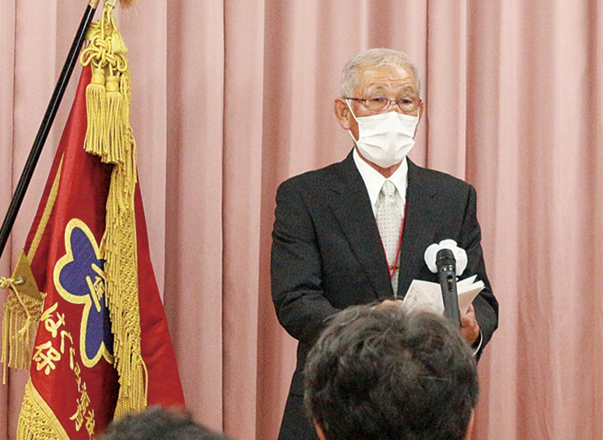 挨拶する露木理事長