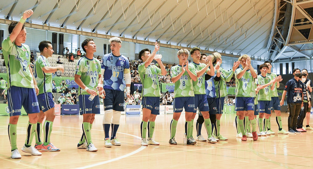 勝利を喜ぶベルマーレの選手たち