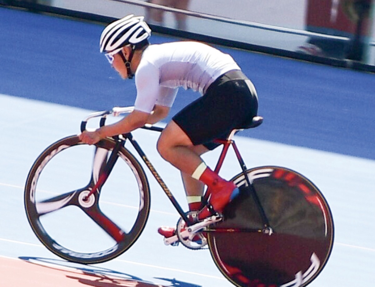 バンクを周回する様子