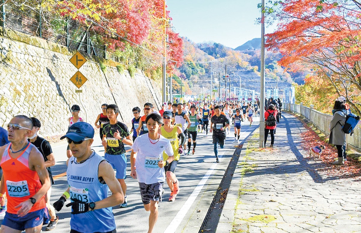 紅葉の中を駆けるランナー(昨年)