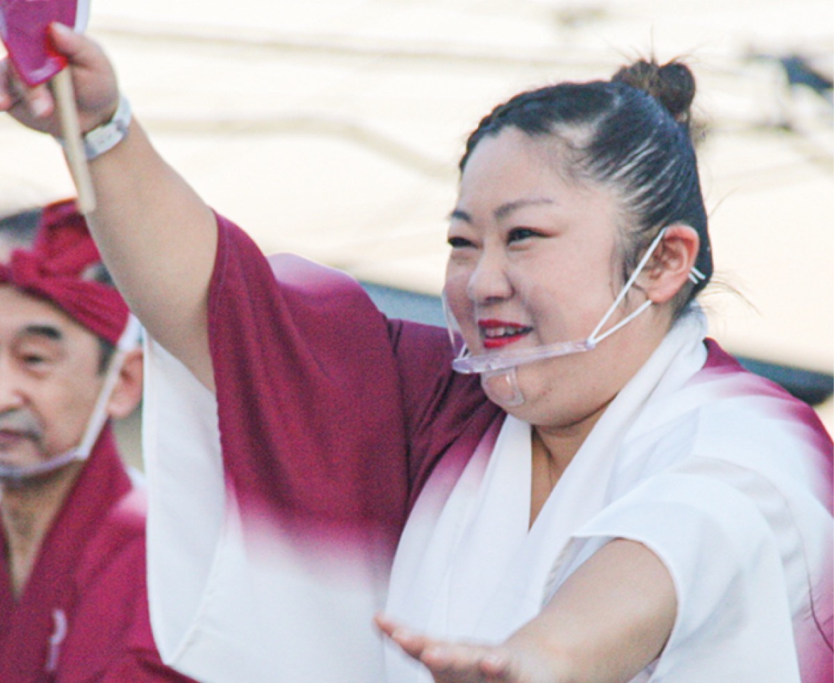 踊りを披露する矢澤さん
