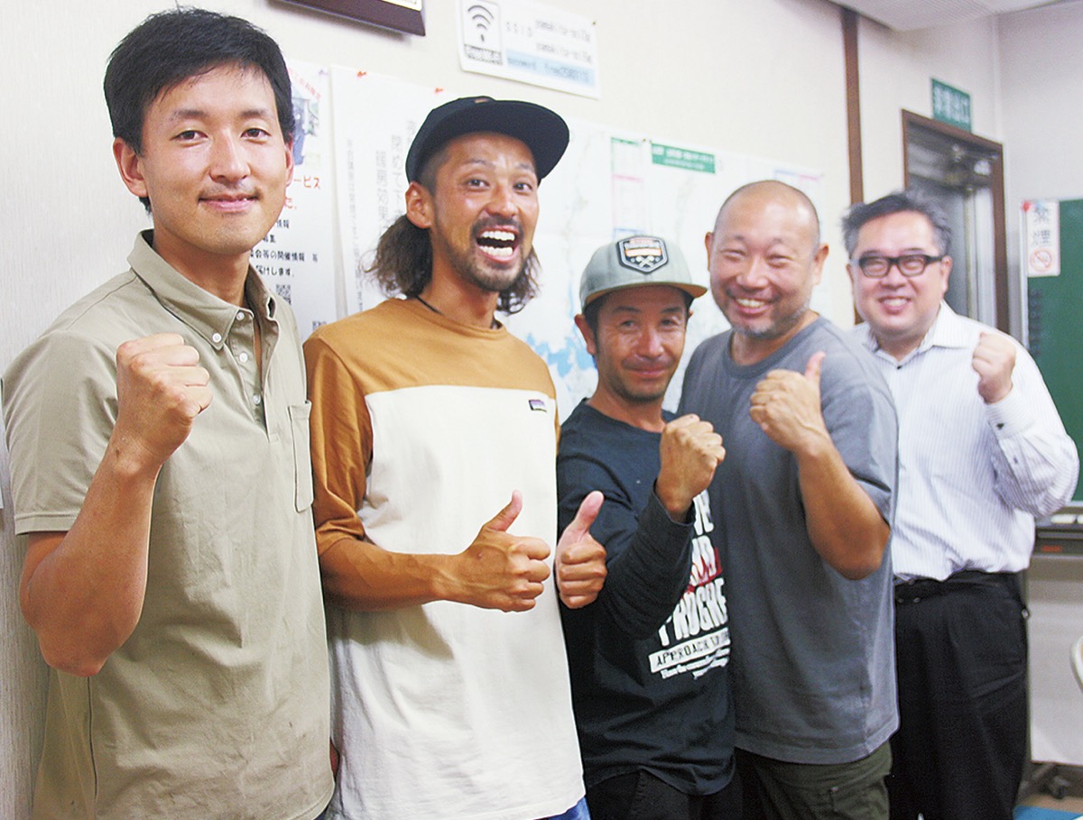 ＳＵＰで丹沢湖ごみ拾い