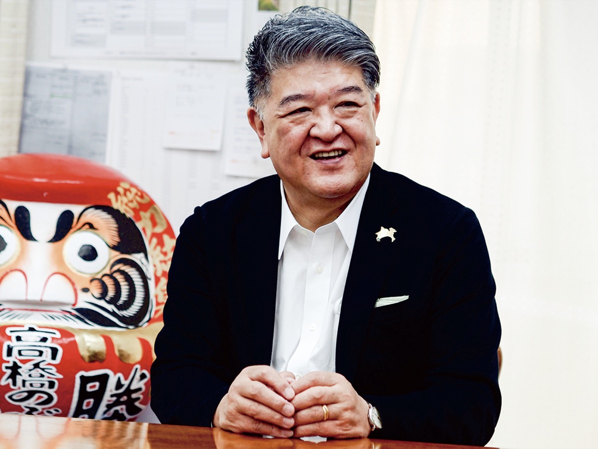 当選後、インタビューに答える高橋氏