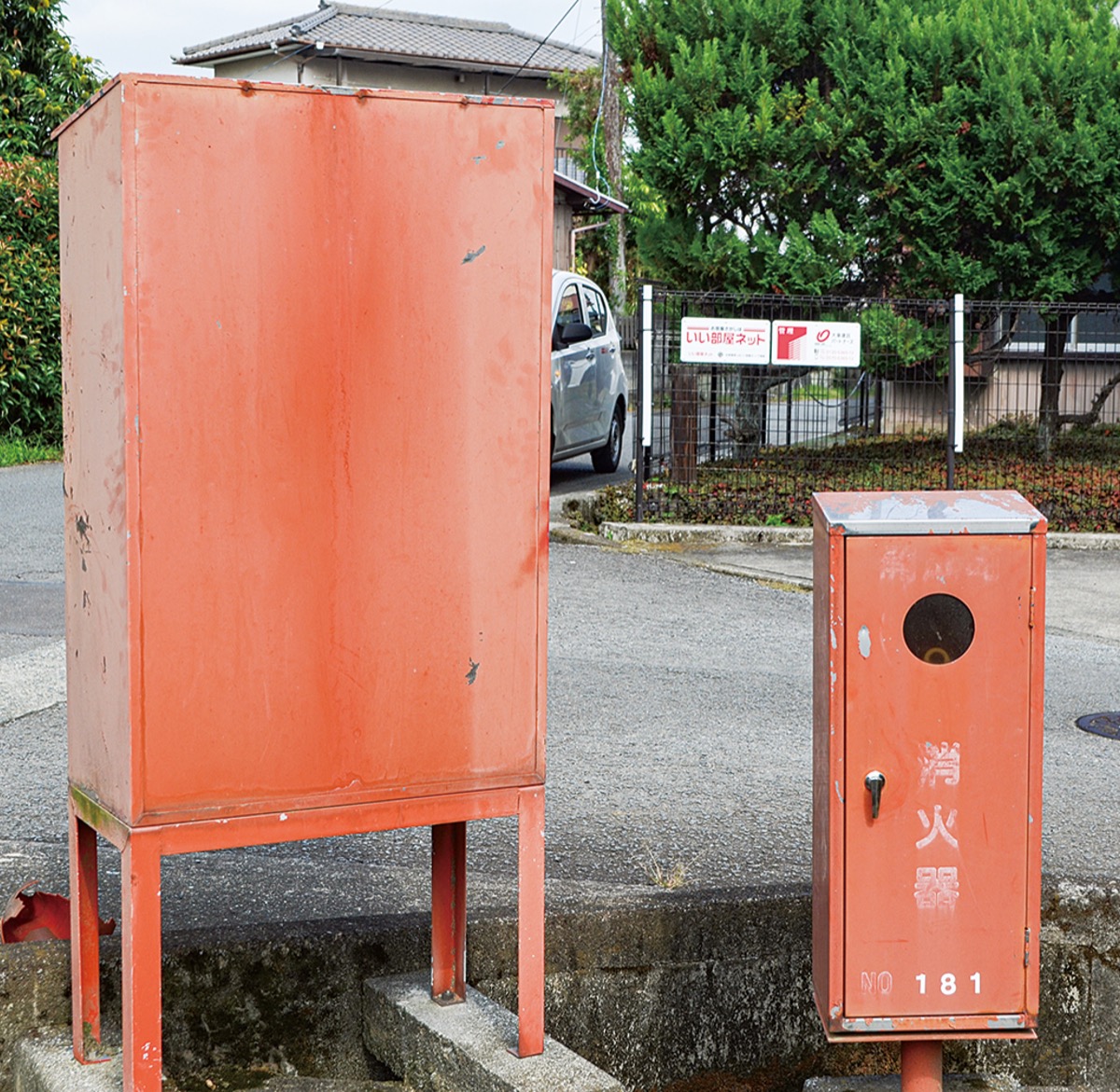 消火栓ホース格納箱の隣に置かれている消火器（右）