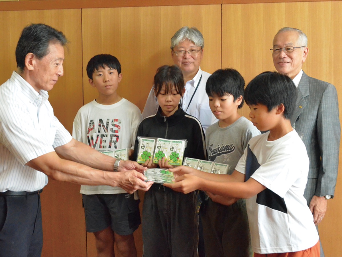 県安協が反射材寄贈