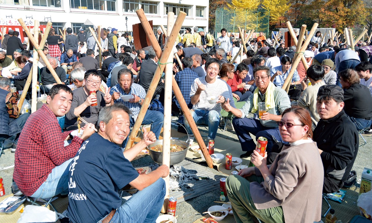 紅葉の下でしし鍋を堪能
