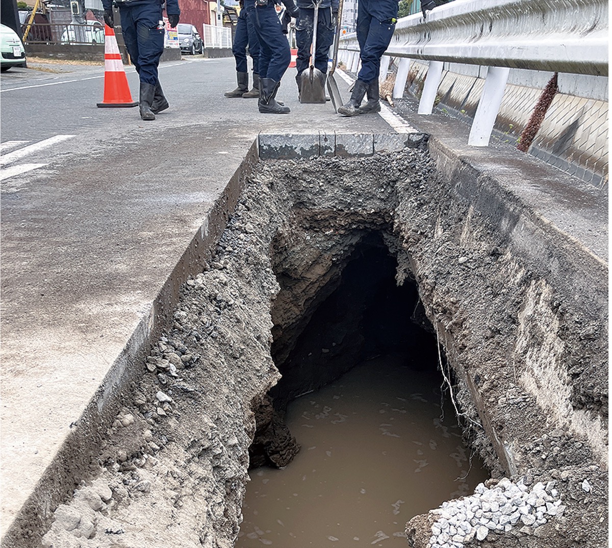 町立湘光中学校付近の空洞（町提供）