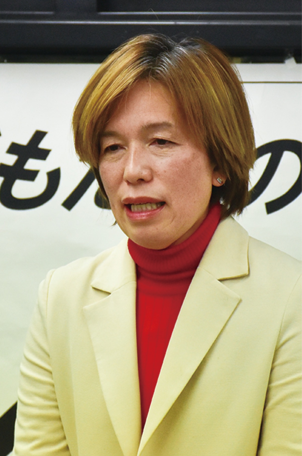 支援者に向けてあいさつする佐々木氏(8日、事務所で)