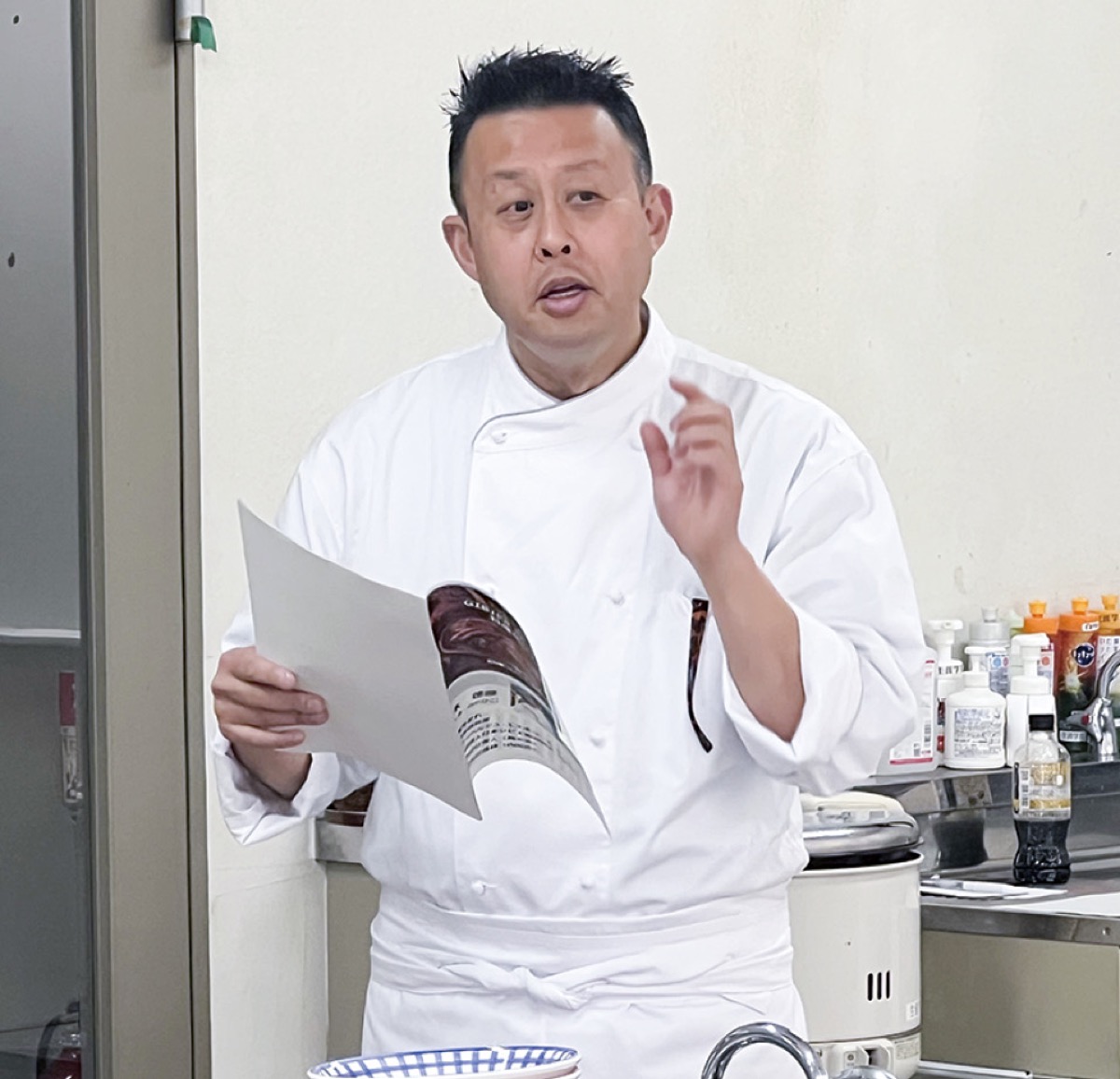 調理方法を説明する藤木氏