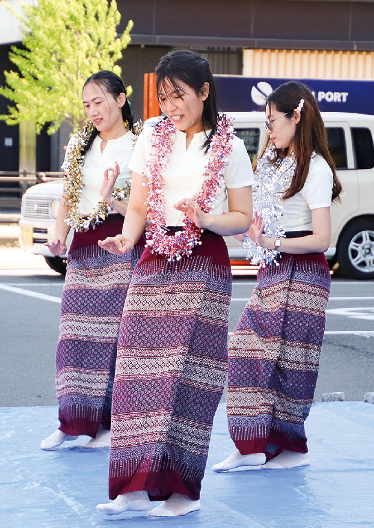 舞踊を披露する職員